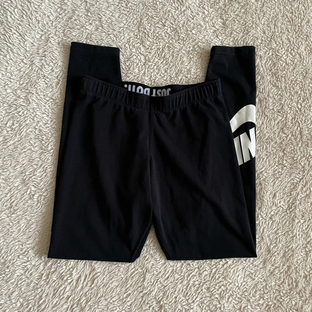 Nike Sportswear Essential High Rise Leggings - Picture 2 of 10